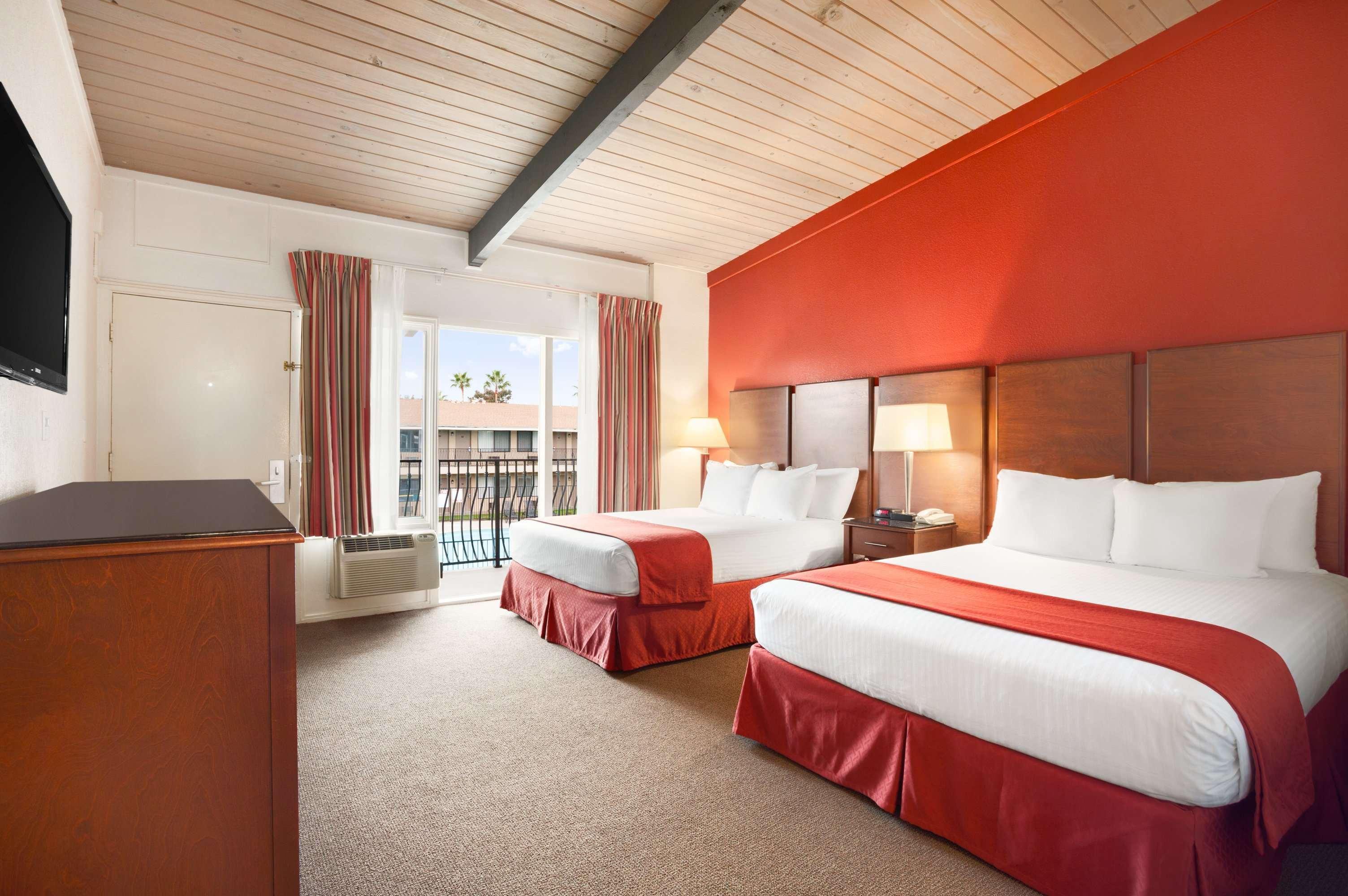 Ramada By Wyndham San Diego North Hotel & Conference Center Zewnętrze zdjęcie